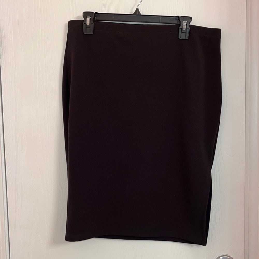 Simple black stretch skirt with slit on the side